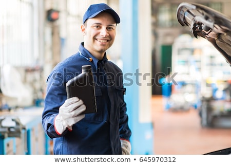 Foto stock: Ecânico · segurando · a · peça · do · carro · sorrindo