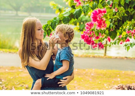 Foto stock: Mom Looks At His Son Who Is Allergic To Pollen