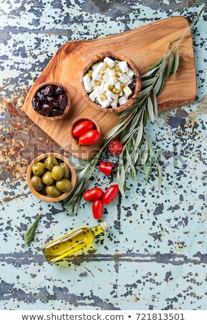 商業照片: White Plate With Tomatoes Olives And Fresh Herbs