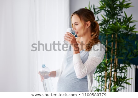 Foto d'archivio: Pregnant Woman Drinking Water