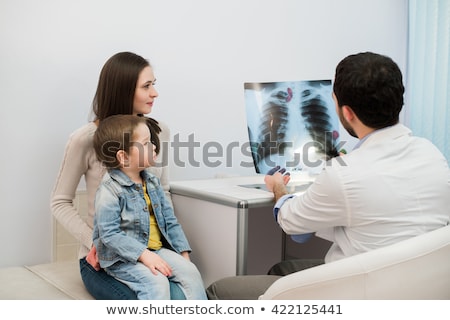 Stock foto: Pediatrician Examining X Ray