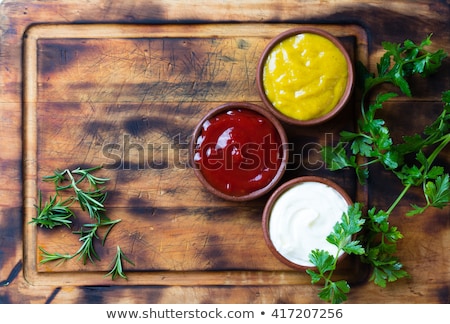 Foto d'archivio: Tomato And Ketchup On Wooden Board