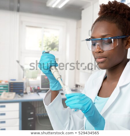 Foto stock: The Young Chemist Student Experimenting In Lab