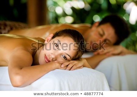 [[stock_photo]]: Eune · homme · et · femme · allongée · dans · le · salon