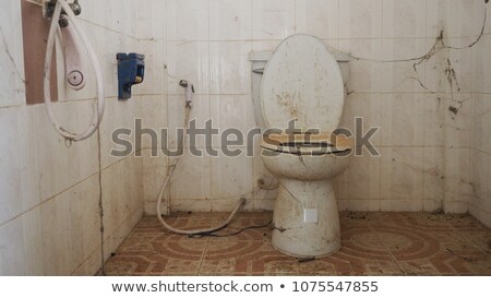 Foto d'archivio: Dirty Bathroom