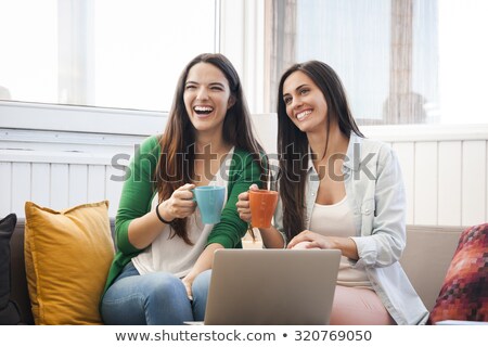 Stock foto: Tudent · zu · Hause · - · Zwei · junge · Frauen · lernen · zusammen