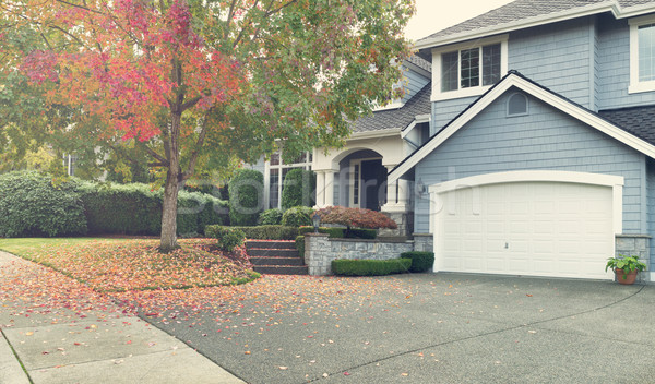 Jasne jesienią dzień nowoczesne mieszkaniowy dom rodzinny Zdjęcia stock © tab62