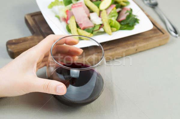 Vino rosso insalata cena primo piano foto femminile Foto d'archivio © tab62