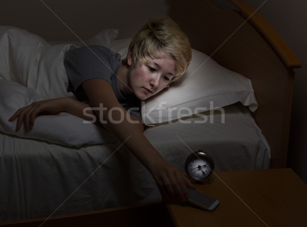 Menina adolescente celular tarde noite cama Foto stock © tab62