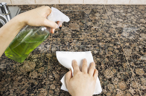 Spray sticlă curăţenie soluţie bucătărie mână Imagine de stoc © tab62