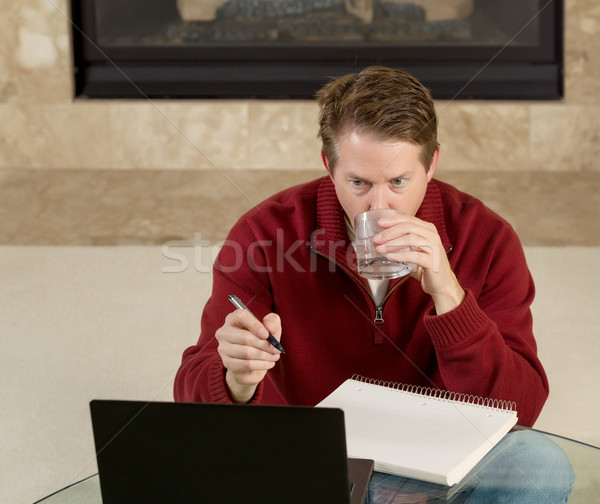Volwassen man drinkwater werken home foto vergadering Stockfoto © tab62