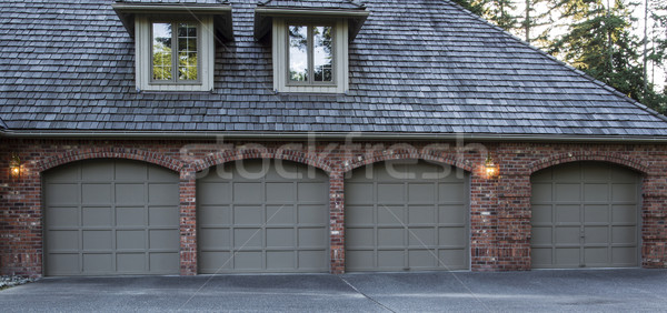 Lakóövezeti garázs ajtók négy autó fa Stock fotó © tab62