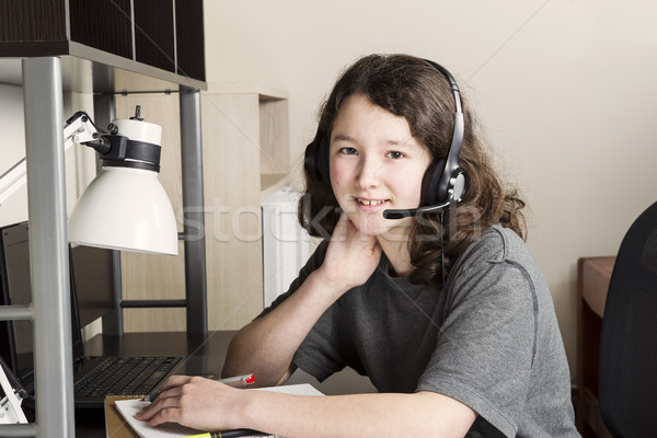 Jeune fille devoirs casque séance bureau [[stock_photo]] © tab62