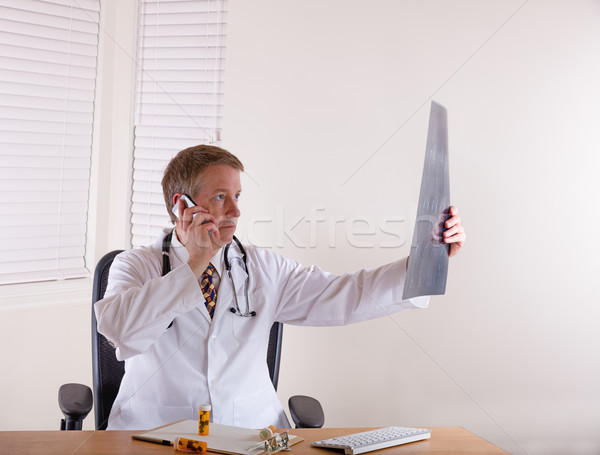 Lekarza patrząc xray wykres komórek Zdjęcia stock © tab62