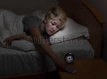 Femeie matura bolnav pat noapte timp femeie Imagine de stoc © tab62