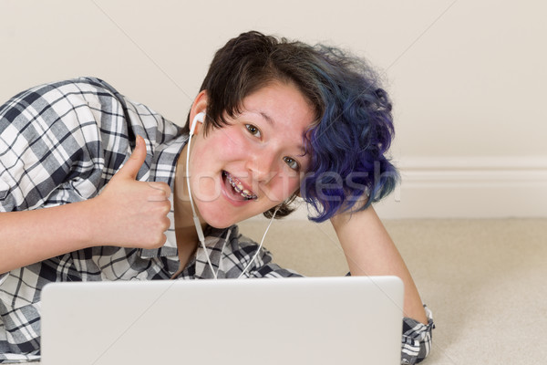 Teen girl domu komputera uśmiechnięty patrząc Zdjęcia stock © tab62