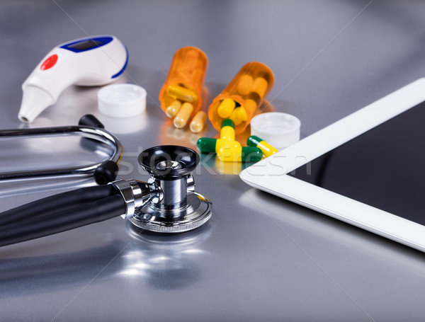Orvosi felszerelés gyógyszer rozsdamentes acél vizsga asztal orvosi Stock fotó © tab62