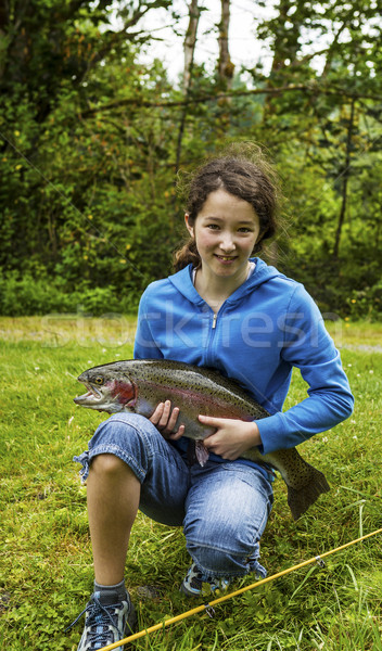 Jong meisje trofee forel regenboog bomen Stockfoto © tab62