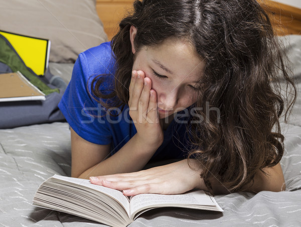 Junge Mädchen Lesung Buch Schlafzimmer Hausaufgaben Zuordnung Stock foto © tab62