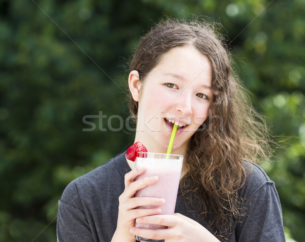 ストックフォト: 幸せ · 若い女の子 · 飲料 · 屋外 · 写真