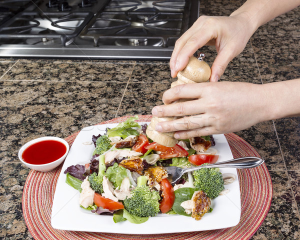 Zwarte peper salade handen shaker gerookte zalm Stockfoto © tab62