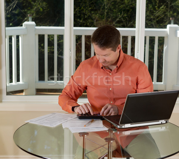 Dojrzały mężczyzna Kalkulator ministerstwo spraw wewnętrznych Fotografia pracy domu Zdjęcia stock © tab62