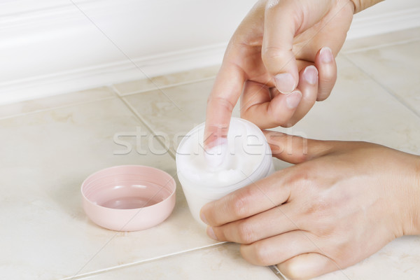 Weiblichen Zeigefinger kosmetischen Sahne öffnen jar Stock foto © tab62