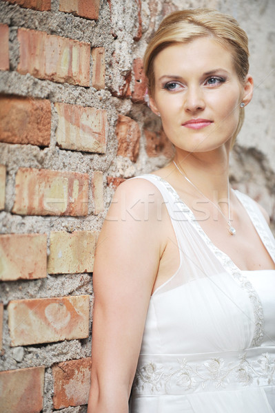 Ragazza abito da sposa vecchio muro fiore wedding Foto d'archivio © taden