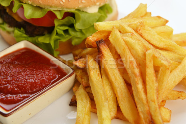 Gustos hamburger apetisant cartofi prajiti alb placă Imagine de stoc © taden