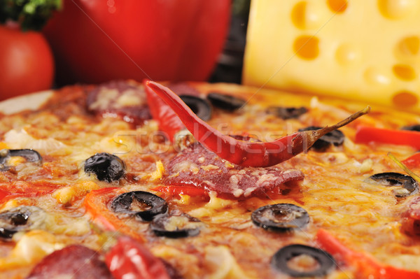 Stok fotoğraf: Lezzetli · pizza · domates · peynir · siyah · zeytin