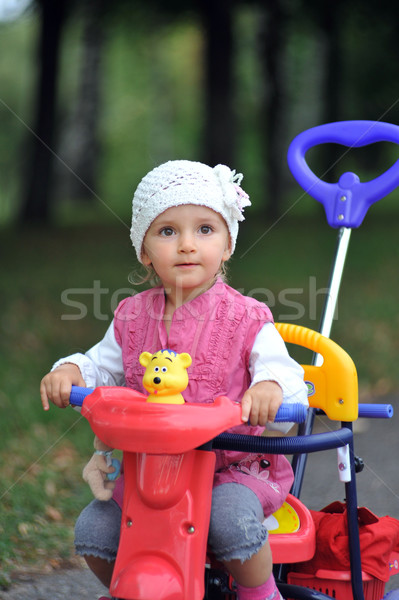 Faible fille tricycle enfants oeil Photo stock © taden