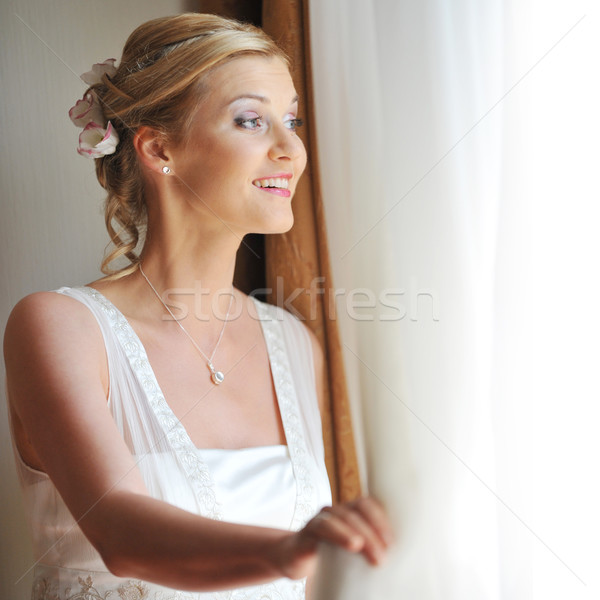 Gyönyörű menyasszony elegáns fehér ruha szoba arc Stock fotó © taden