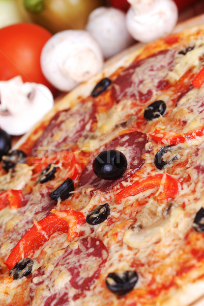 świeże pizza pepperoni oliwek grzyby Zdjęcia stock © taden