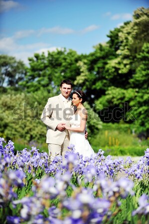 Bruid bruidegom witte jurk lopen park bloem Stockfoto © taden