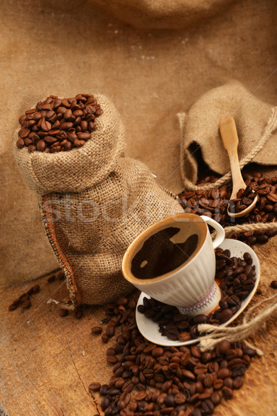 Foto stock: Grãos · de · café · feijões · copo · saco · atrás · café · preto