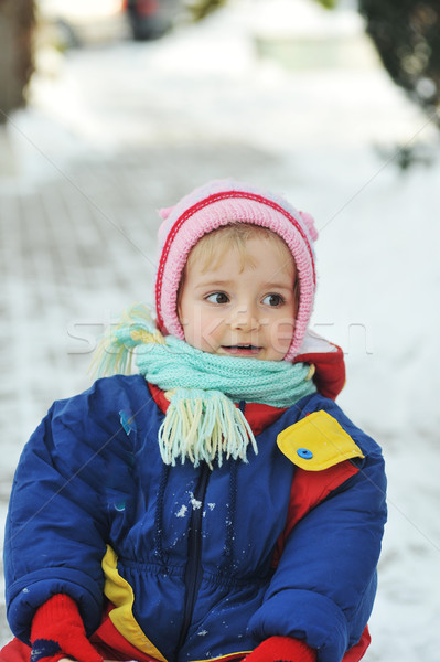 Fericit fetita iarnă portret copil natură Imagine de stoc © taden