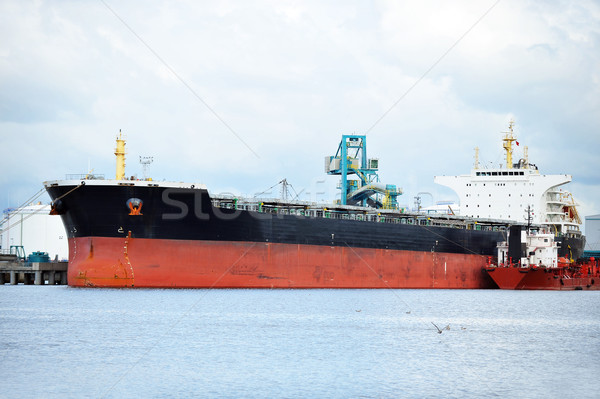 Statek towarowy portu czeka wody niebieski podróży Zdjęcia stock © taden