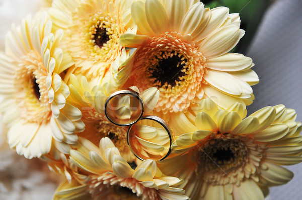 Virágcsokor sárga virágok esküvő arany gyűrűk virágok Stock fotó © taden
