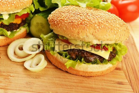 Gustos hamburger apetisant placă pâine Imagine de stoc © taden