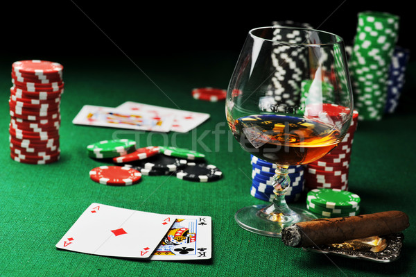 Bere carte da gioco sigaro chip verde vetro Foto d'archivio © taden