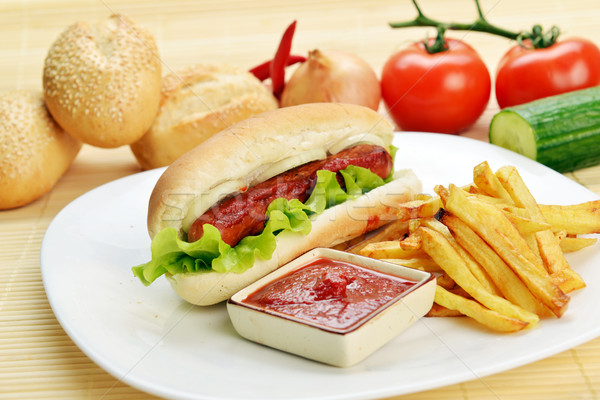 Iştah açıcı sosisli sandviç lezzetli patates kızartması beyaz plaka Stok fotoğraf © taden