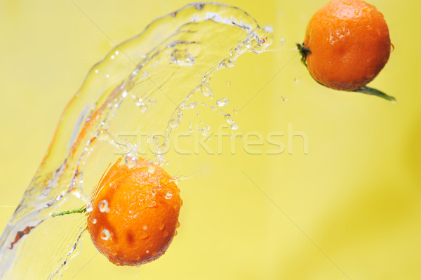 Zwei Wasser Spritzer gelb grünen Stock foto © taden