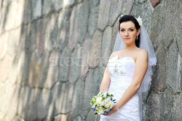 Novia flores edad pared de ladrillo boda mujeres Foto stock © taden