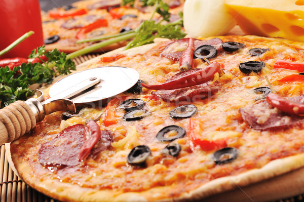 Pizza ser pomidory czarne oliwki papryka Zdjęcia stock © taden
