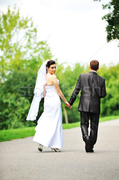 Novio novia caminando boda mujeres pared Foto stock © taden