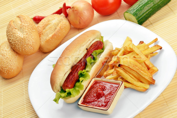 Iştah açıcı sosisli sandviç lezzetli patates kızartması beyaz plaka Stok fotoğraf © taden