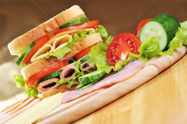 Gustos sandwich proaspăt masa de lemn tabel grup Imagine de stoc © taden