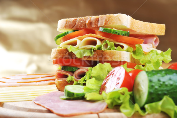 Gustos sandwich proaspăt masa de lemn tabel grup Imagine de stoc © taden