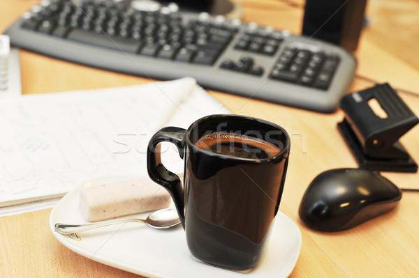 Işyeri ofis izlemek fincan çalışmak tablo Stok fotoğraf © taden