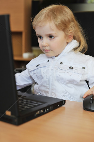 Küçük kız dizüstü bilgisayar oturma tablo bilgisayar Stok fotoğraf © taden